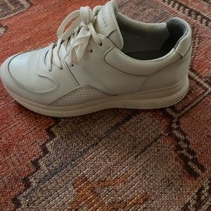 Everlane size 9 white sneakers